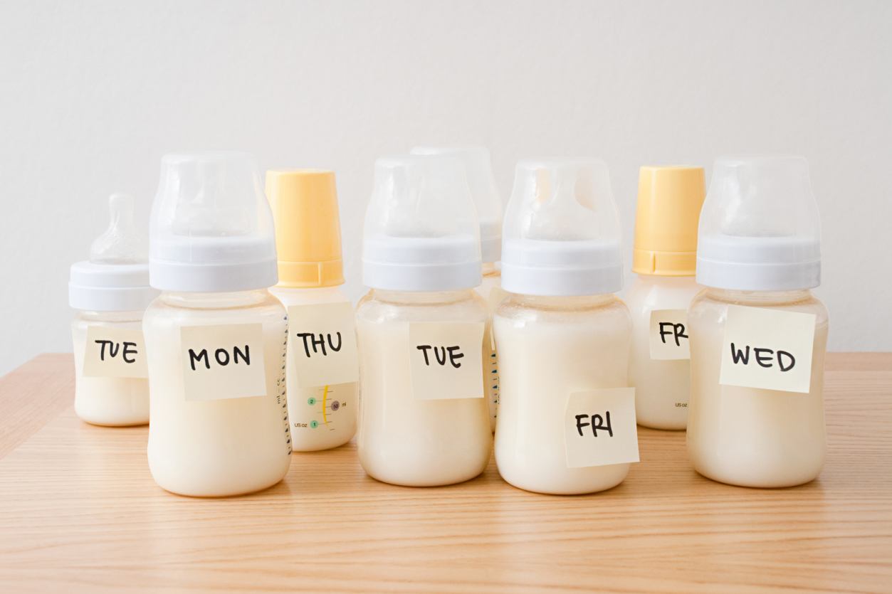 как узнать, является ли грудное молоко несвежим или нет