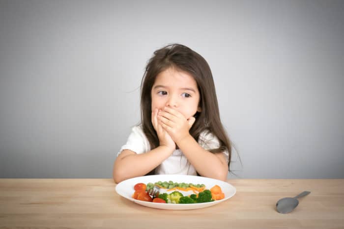 детям трудно есть, когда они больны