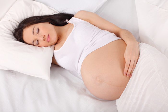 спать на животе во время беременности