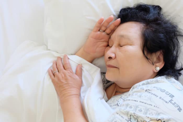 преодолеть трудности глубокого сна у пожилых людей