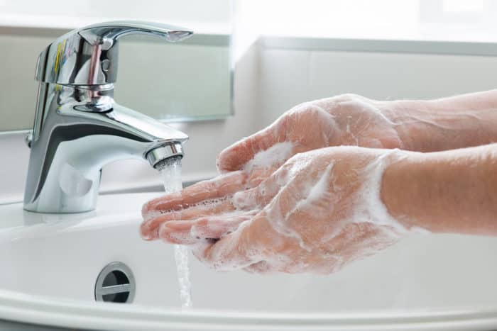 мыть руки после из туалета