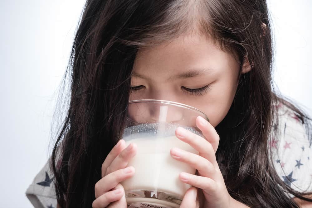 польза питья молока перед сном