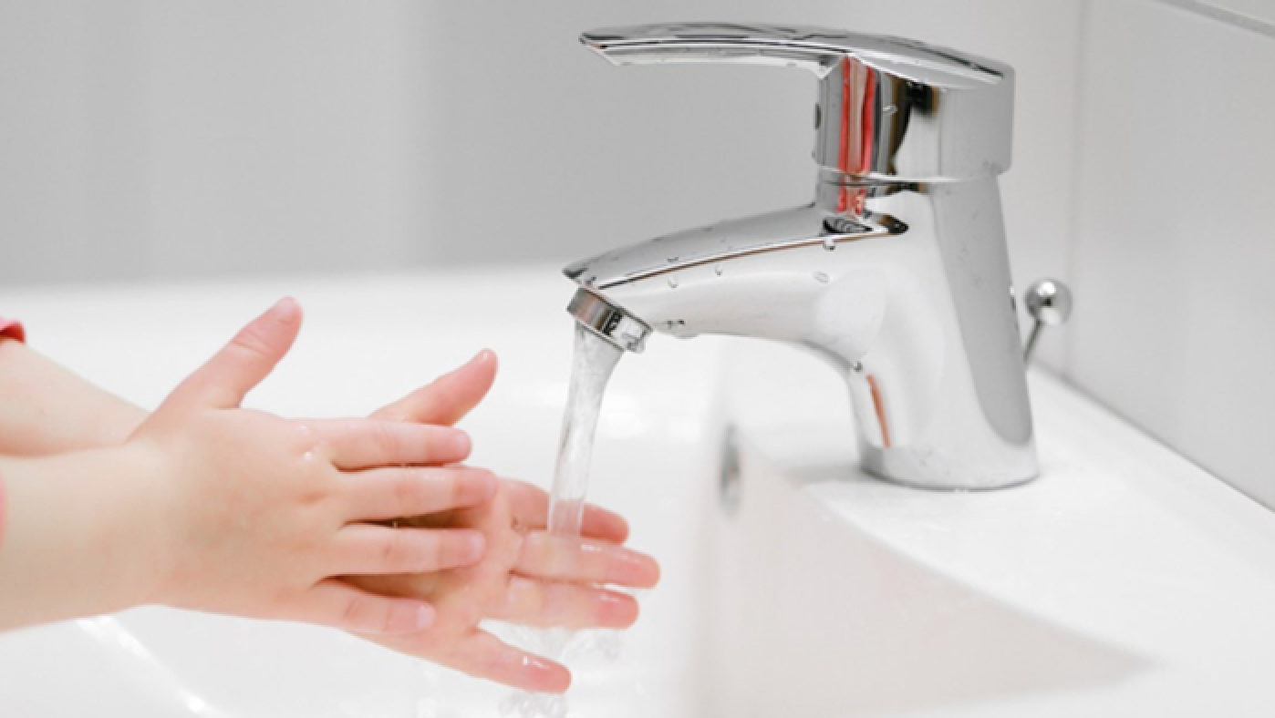 мыть руки проточной водой