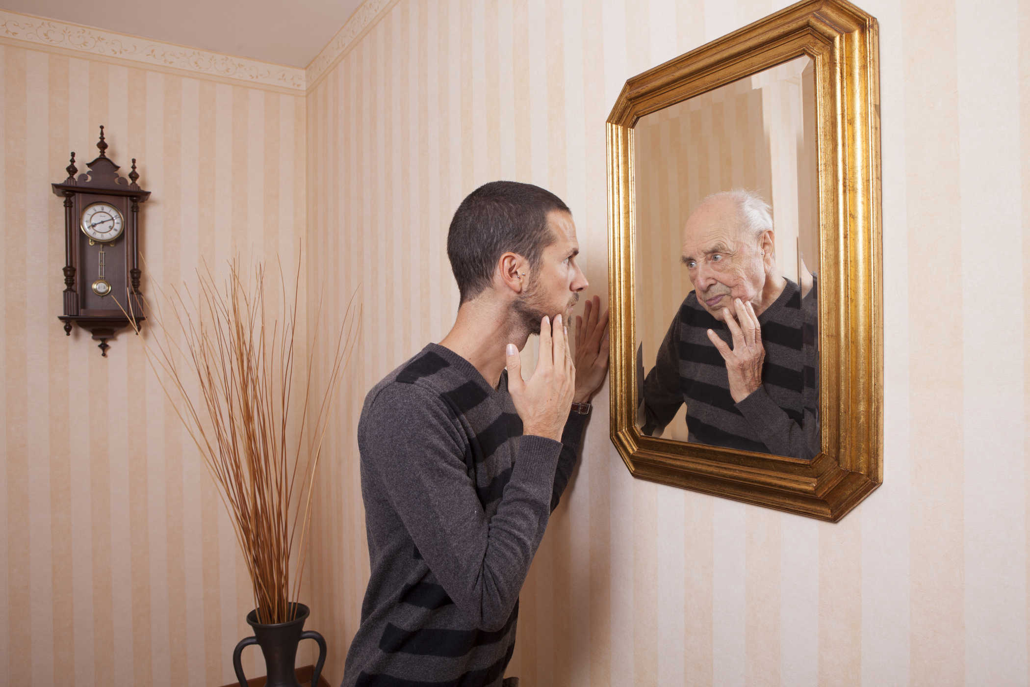 Старая душа сегодня. Отражение в зеркале. Человек в зеркале. Мужчина в зеркале. Фотосессия с зеркалом.