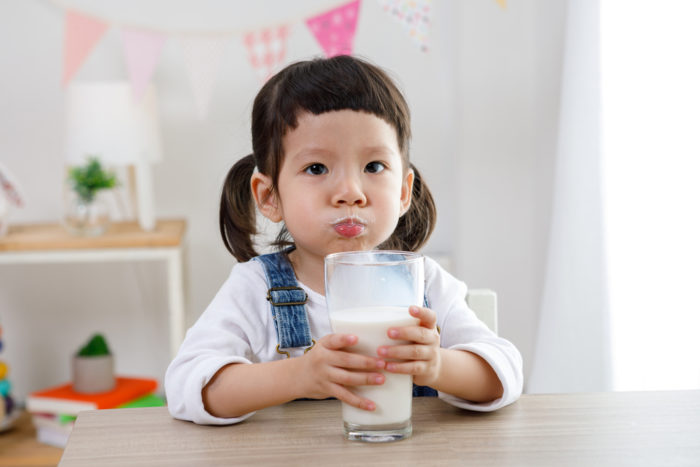 дети пьют коровье молоко