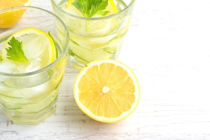 пить лимонную воду