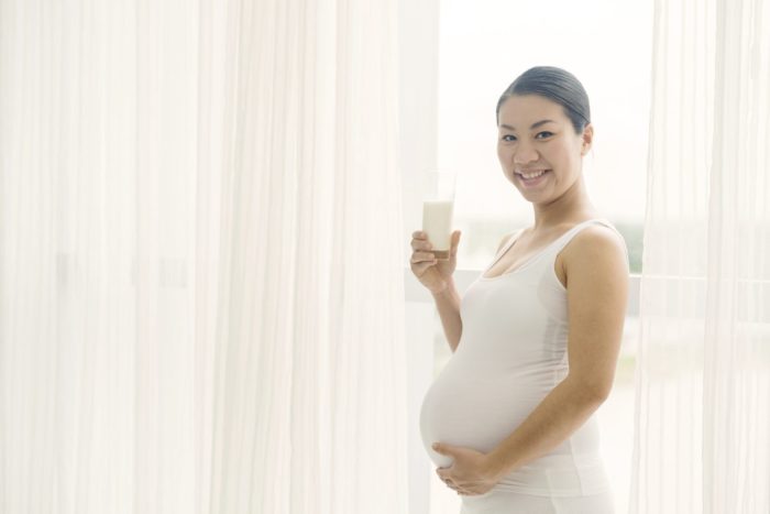 беременные женщины пьют молоко