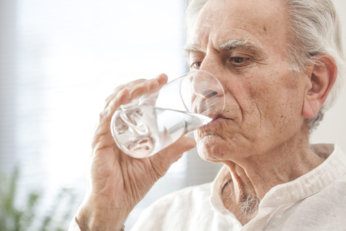 пожилые пьют воду
