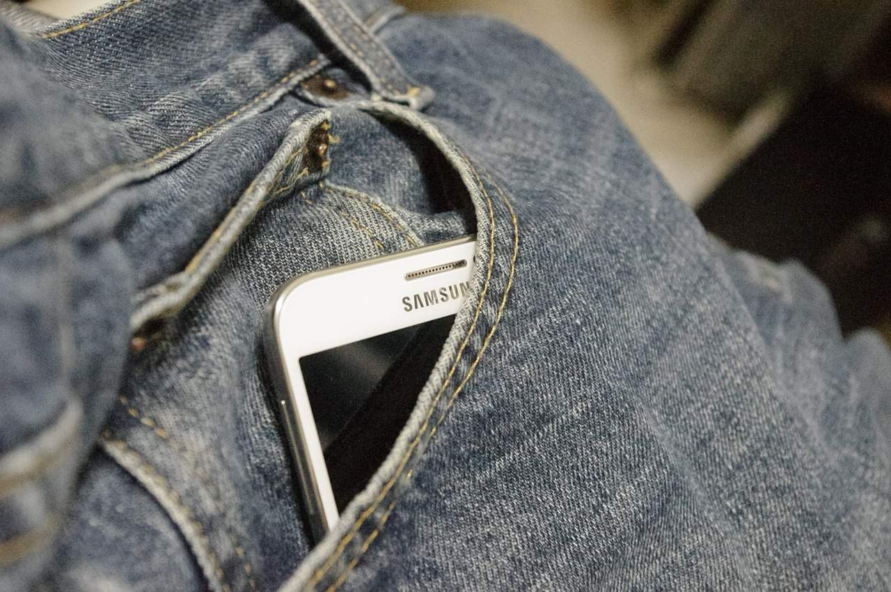 излучение мобильного телефона в кармане брюк