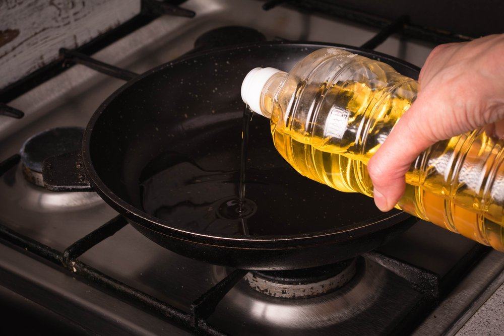 Почему греется масло. Cooking Oil. Refined Oil frying. Пищевое масло держат люди.