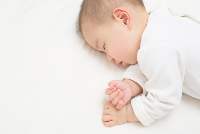 ребенок спит после прививки