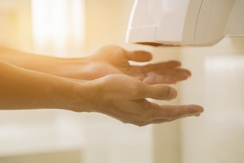 Сушка рук с помощью сушилки вместо распространения большего количества микробов