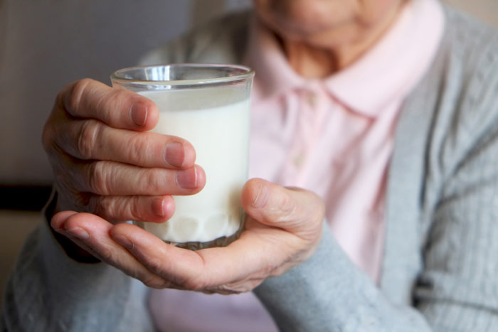 Нужно ли пожилым людям пить молоко
