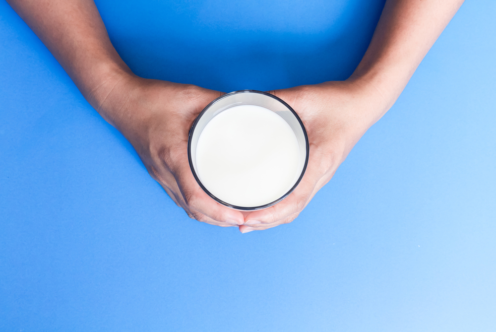 пить молоко во время простуды